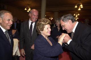 Il Presidente Ciampi con la moglie Franca al loro arrivo al Teatro Malibran salutati dal VicePresidente del Senato Domenico Fisichella e dal Ministro della Sanità Umberto Veronesi.