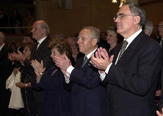 Il Presidente Ciampi e la moglie Franca con a fianco il VicePresidente del Senato Domenico Fisichella ed il Ministro della Sanità Umberto Veronesi applaudono al termine dell'esecuzione dell'Inno Nazionale all'inizio della cerimonia di inaugurazione del Teatro Malibran.