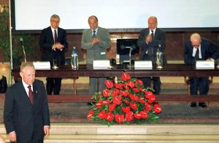 Il Presidente Ciampi al termine del suo intervento durante la cerimonia di commemorazione del Prof. Federico Caffè