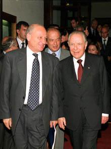 Il Presidente Ciampi al termine della cerimonia di commemorazione del Prof. Federico Caffè viene accompagnato dal Rettore dell'Università degli Studi "La Sapienza" Prof. Giuseppe D'Ascenzo