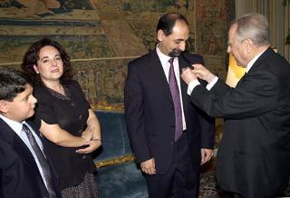 Il Presidente Ciampi consegna all'Astronauta Umberto Guidoni l'Onorificenza di Grande Ufficiale dell'Ordine al Merito della Repubblica Italiana. A sinistra la moglie ed il figlio dell'Astronauta