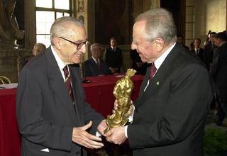 Il Presidente Ciampi consegna il premio "Trionfo Latino" al Prof. Giuseppe Pugliese Carratelli, nel corso della cerimonia della "Prima Giornata della Latinità"
