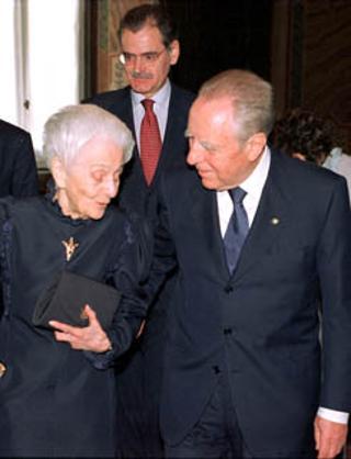 Il Presidente Ciampi con la Prof.ssa Rita Levi Montalcini, Presidente Onorario dell'Associazione "Green Cross Italia" e il Ministro dell'Ambiente Willer Bordon poco prima della cerimonia della 9° Edizione del Concorso Nazionale ed Internazionale "Immagini per la Terra"