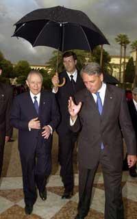 Il Presidente Ciampi si ripara dalla pioggia al termine del ricevimento al Quirinale per la Festa della Repubblica