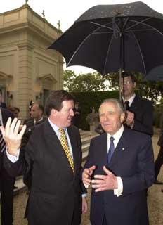 Il Presidente Ciampi con il Segretario generale della NATO Lord George Robertson si riparano dalla pioggia a causa dell'improvviso acquazzone durante il ricevimento al Quirinale per la Festa della Repubblica