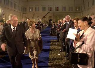 Il Presidente Ciampi e la moglie Franca salutati al loro ingresso nel Cortile d'Onore del Palazzo del Quirinale per assistere al Concerto per la Festa della Repubblica.