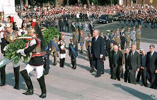 Il Presidente Ciampi poco prima la deposizione di una corona d'alloro all'Altare della Patria