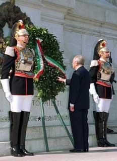 Il Presidente Ciampi depone una corona d'alloro all'Altare della Patria