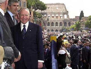 Il Presidente Ciampi al termine della Parata Militare lascia il palco d'onore su via dei Fori Imperiali