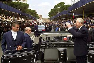 Il Presidente Ciampi in via dei Fori Imperiali saluta i presenti al termine della Parata Militare in occasione della Festa della Repubblica
