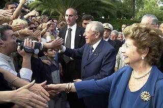 Il Presidente Ciampi accompagnato dalla moglie Franca tra la gente che ha partecipato all'apertura dei Giardini del Quirinale in occasione della Festa della Repubblica