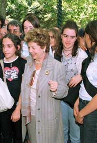 La signora Franca Pilla Ciampi con giovani studenti a Castelporziano durante la manifestazione Italia: terra di emigrazione e terra di accoglienza