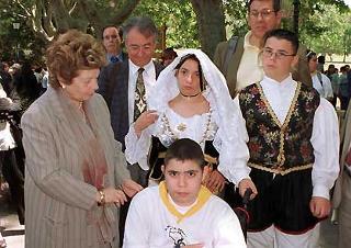La signora Franca Pilla Ciampi a Castelporziano durante la manifestazione Italia: terra di emigrazione e terra di accoglienza si intrattiene con un gruppo di studenti della scuola media statale "A. Rosas" di Quartu Sant'Elena