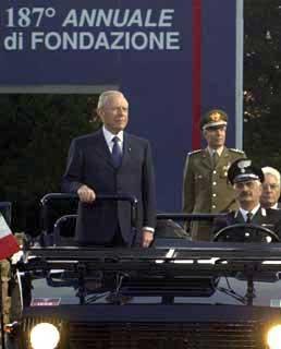Il Presidente della Repubblica Carlo Azeglio Ciampi passa in rassegna le truppe schierate in occasione dell'anniversario di fondazione dell'Arma dei Carabinieri