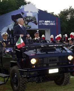 Il Presidente Ciampi passa in rassegna le truppe schierate nel piazzale in occasione della celebrazione del 187°anniversario di fondazione dell'Arma