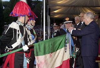 Il Presidente della Repubblica Carlo Azeglio Ciampi consegna la Medaglia d'oro al Merito della Sanità Pubblica alla Bandiera dell'Arma dei Carabinieri, nel corso della celebrazione del 187°anniversario dell'Arma
