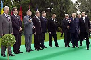 Il Presidente Ciampi insieme ai Capi di Stato dell'Europa Centrale a Villa Taranto prima della riunione del &quot;Vertice&quot;