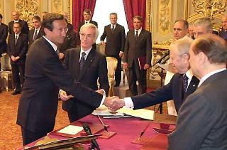 Il Presidente Ciampi con il Presidente del Consiglio Silvio Berlusconi durante il giuramento di Gianfranco Fini, VicePresidente
