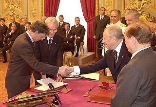 Il Presidente Ciampi ed il Presidente del Consiglio Silvio Berlusconi con Umberto Bossi, durante la cerimonia di giuramento