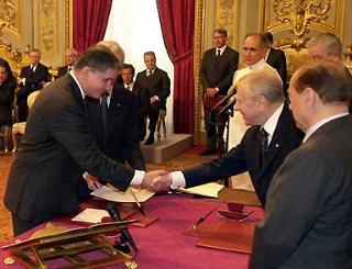 Il Presidente Ciampi ed il Presidente del Consiglio Silvio Berlusconi con Rocco Buttiglione durante la cerimonia di giuramento