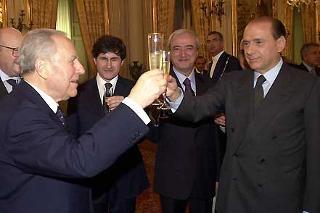 Il Presidente Ciampi ed il Presidente del Consiglio dei ministri Silvio Berlusconi si scambiano gli auguri di buon lavoro