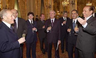 Il Presidente Ciampi con il Presidente del Consiglio dei ministri Silvio Berlusconi ed alcuni Ministri durante il tradizionale brindisi di buon lavoro subito dopo la cerimonia di giuramento