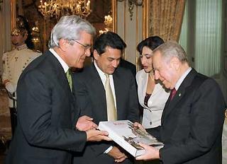 Il Presidente Ciampi al termine della cerimonia con gli esponenti della McKinsey e Company, riceve un libro in dono dal Dott. Gianemilio Osculati