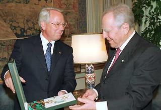 Il Presidente Ciampi consegna l'onorificenza di Cavaliere di Gran Croce all'Ambasciatore della Repubblica Federale di Germania, Fritjof Von Nordenskjold