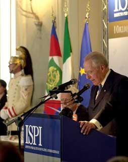 Il Presidente Ciampi durante il suo intervento nella sede dell'Istituto di Studi di Politica Internazionale