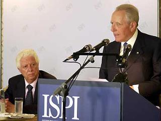 Il Presidente Ciampi durante il suo intervento nella sede dell'Istituto di Studi di Politica Internazionale, a sinistra nella foto il Presidente dell'ISPI Boris Biancheri Chiappori