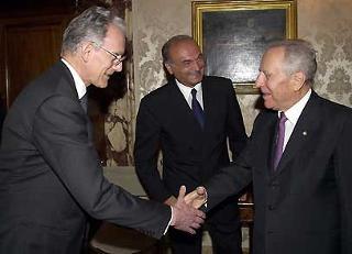 Il Presidente Ciampi con il Prof. Pippo Ranci ed il Ministro delle attività produttive Antonio Marzano, al suo arrivo a Palazzo Giustiniani per la presentazione della relazione annuale dell'Autorità per l'energia elettrica e il gas