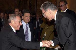 Il Presidente Ciampi, accanto il VicePresidente della Camera dei deputati Publio Fiori, saluta il Prof. Pippo Ranci Presidente l'Autorità per l'energia elettrica e il gas al termine della relazione
