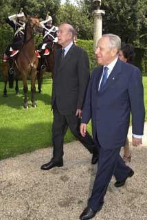 Il Presidente Ciampi con l'ex Presidente della Repubblica Francese Valery Giscard D'Estaing all'arrivo al Quirinale