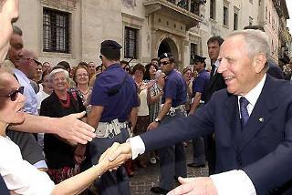 Il Presidente Ciampi salutato dai cittadini al suo arrivo al Palazzo della Federazione delle Cooperative