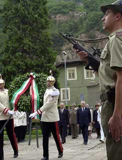 Il Presidente Ciampi rende omaggio ai Caduti nel Cimitero Militare di S. Giacomo