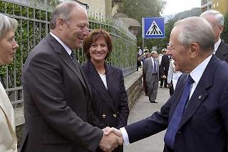 Il Presidente Ciampi viene accolto dal Presidente della Provincia Autonoma di Bolzano Luis Durnwalder e dal Presidente della Giunta Regionale Margherita Cogo al suo arrivo
