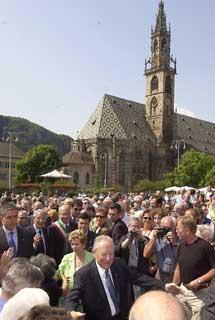 Il Presidente Ciampi con la moglie Franca attraversano piazza Walther salutati dalla gente