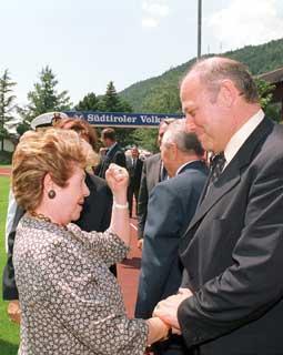 La Signora Franca Pilla Ciampi con il Presidente della Provincia Autonoma di Bolzano Luis Durnwalder poco prima di lasciare la città di Bressanone