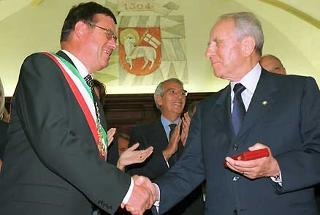 Il Presidente Ciampi con il Sindaco Seebacher dopo il suo indirizzo di saluto al Consiglio Comunale
