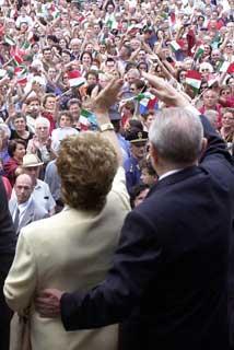 Il Presidente Ciampi con la moglie Franca al termine della visita alla città