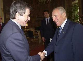 Il Presidente Ciampi con Enrique Baron Crespo, Presidente del Gruppo Parlamentare del Partito Socialista Europeo durante l'incontro al Quirinale