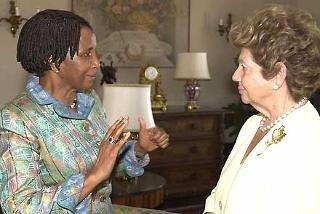 La Signora Franca Pilla Ciampi con la Signora Zanele Mbeki durante il loro incontro al Quirinale