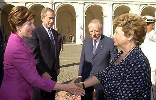 Il Presidente degli Stati Uniti d'America George W. Bush con la consorte Laura al loro arrivo al Quirinale accolti dal Presidente Ciampi e la moglie Franca