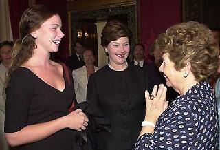 La Signora Franca Pilla Ciampi si intrattiene con la Signora Laura e con la figlia Barbara Bush durante i colloqui dei Presidenti