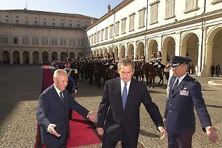 Il Presidente degli Stati Uniti d'America George W. Bush accolto dal Presidente della Repubblica Carlo Azeglio Ciampi