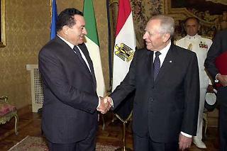 Il Presidente Ciampi con il Presidente della Repubblica Araba d'Egitto Hosni Mubarak al suo arrivo al Quirinale
