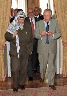 Il Presidente Ciampi con Yasser Arafat Presidente dell'Autorità Nazionale Palestinese al termine dei colloqui al Quirinale