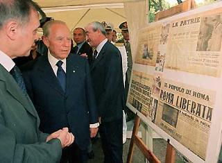 Il Presidente Ciampi visita la Mostra &quot;Memorabilia 2001&quot; allestita nel Parco della Resistenza a Porta San Paolo