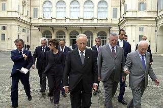 Il Presidente Ciampi con il Segretario generale del Quirinale Gaetano Gifuni e i suoi Consiglieri al termine della cerimonia per la giornata di lutto proclamata dall'Unione Europea