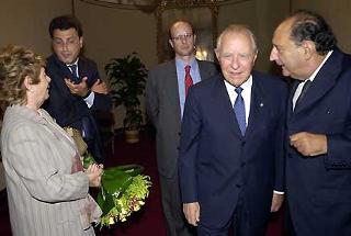 Il Presidente Ciampi in compagnia della moglie Franca al suo arrivo al Teatro Piccinni viene accolto da Paolo, Alessandro e Giuseppe Laterza